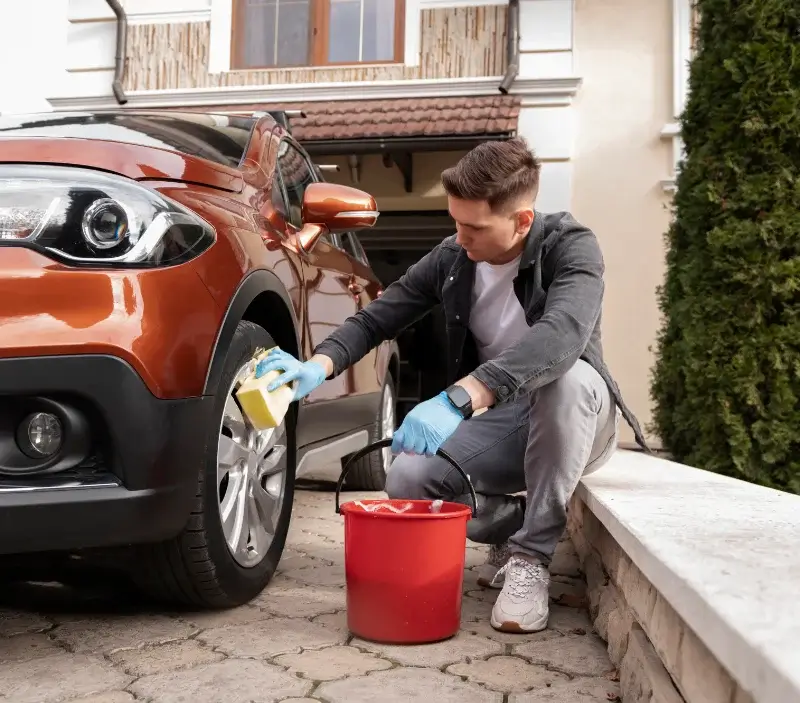 Lavage auto à domicile Fontaine-sur-Ay : professionnel intervenant sur un véhicule